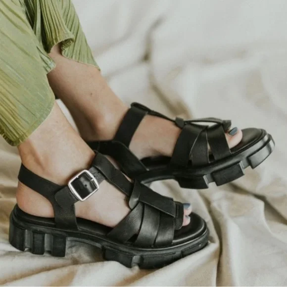 Super Cute 💕 Free People Brooks black fisherman sandals!! - Picture 2 of 14